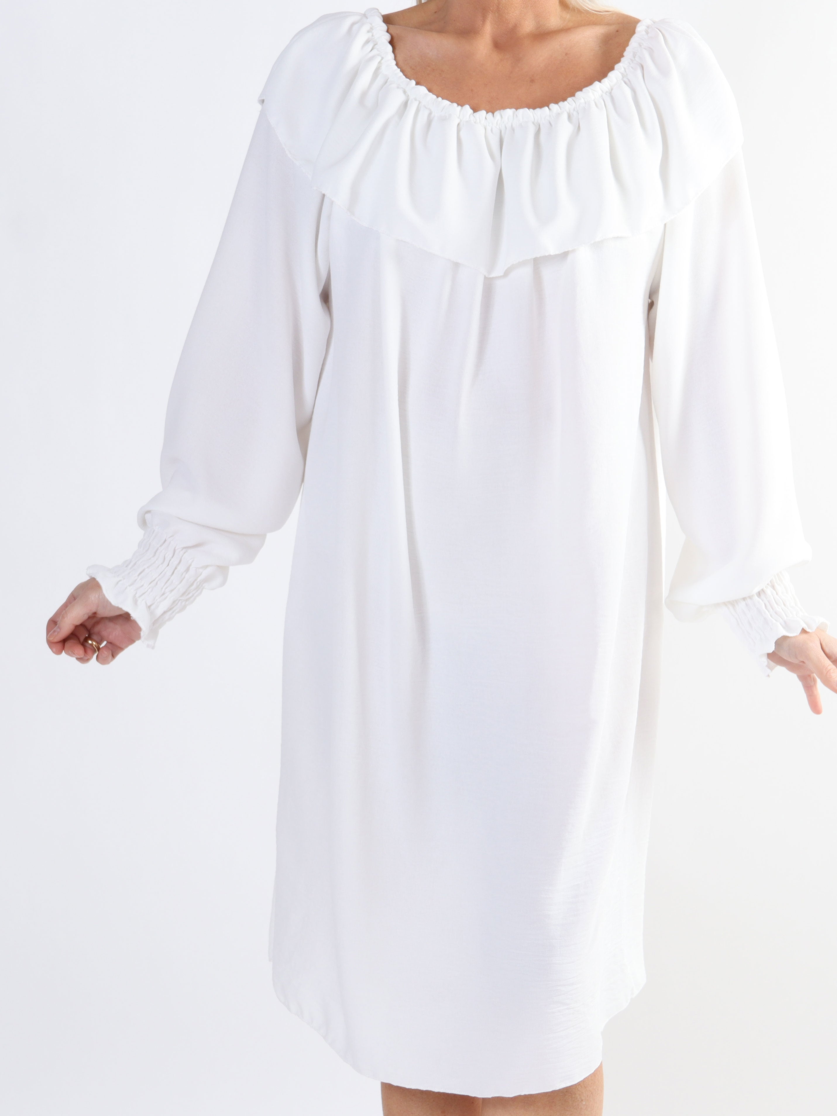 Elpida - Plus size kjole med flæsekant og smock ved ærmet